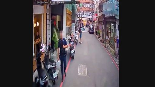 母子+男友爆打2鄰居！他衝回屋開瓦斯點火
