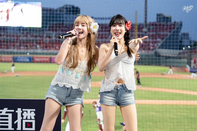 樂天女孩禹菡(左起)、高橋佳帆(圖/樂天桃猿提供)