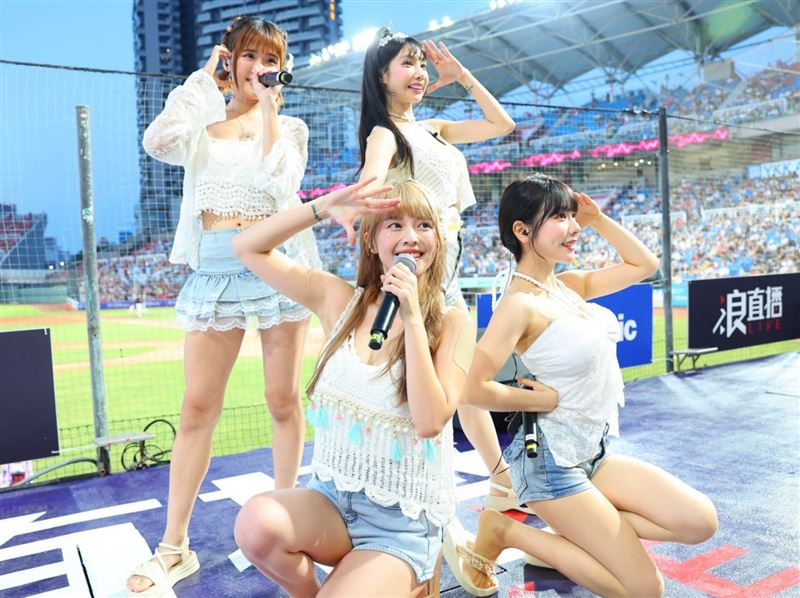 樂天女孩禹菡(左前起)、高橋佳帆、沈珈妤(左後起)、筠熹組成RKG4(圖/樂天桃猿提供)