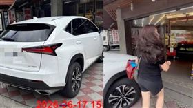 台中一名婦人將車輛開上人行道，擋住輪椅長者的去路。（圖／翻攝YouTube／直播中 WoWtchout - 地圖型行車影像分享平台）