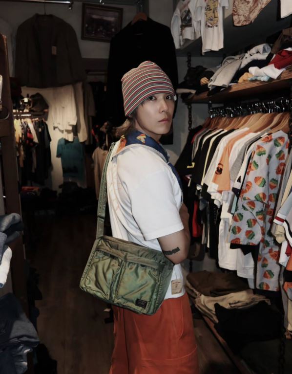 李洪基現身台北中山區一間知名古著店開心挖寶。(圖/翻攝自Threads @skullhong12)