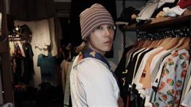 李洪基現身台北中山區一間知名古著店開心挖寶。（圖／翻攝自Threads @skullhong12）
