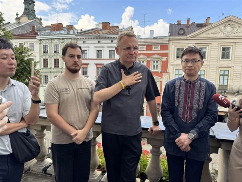 貿協董事長黃志芳率領台灣媒體團挺進戰火下的烏克蘭,實地考察戰地社會韌性。此行不僅是為了深化台烏經貿,更瞄準歐洲台灣形象展後的龐大重建商機。透過連結日本與歐洲夥伴,台灣企業將以智慧製造與醫療實力,搶佔未來戰後市場的關鍵位置。圖中為利沃夫(LVIV )市長安德里·伊萬諾維奇·薩多維在市政大廳接見貿協董事長黃志芳。(圖/記者師瑞德攝影)