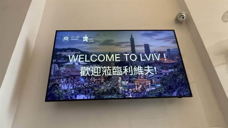 貿協董事長黃志芳率領台灣媒體團挺進戰火下的烏克蘭,實地考察戰地社會韌性。此行不僅是為了深化台烏經貿,更瞄準歐洲台灣形象展後的龐大重建商機。透過連結日本與歐洲夥伴,台灣企業將以智慧製造與醫療實力,搶佔未來戰後市場的關鍵位置。(圖/記者師瑞德攝影)