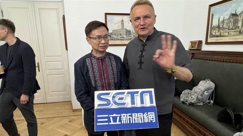 貿協董事長黃志芳率領台灣媒體團挺進戰火下的烏克蘭,實地考察戰地社會韌性。此行不僅是為了深化台烏經貿,更瞄準歐洲台灣形象展後的龐大重建商機。透過連結日本與歐洲夥伴,台灣企業將以智慧製造與醫療實力,搶佔未來戰後市場的關鍵位置。圖右為利沃夫(LVIV )市長安德里·伊萬諾維奇·薩多維在市政大廳接見貿協董事長黃志芳。(圖/記者師瑞德攝影)