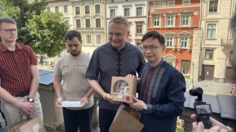 外貿協會領軍台灣媒體團挺進烏克蘭利沃夫,實地考察戰時治理與醫療重建。透過與台灣攜手打造的復健中心與國際城市網絡,利沃夫正將硝煙下的生存壓力轉化為都市升級動力,不僅積極對接歐盟重建資金,更敞開無人機技術研發合作,展現出戰火中進化重生的驚人韌性。(圖/記者師瑞德攝影)