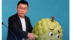 國民黨發文貼出AI圖卡，想酸陸委會發言人梁文傑，沒想到被眼尖網友打臉，圖卡中用成大目釋迦，而不是鳳梨釋迦。（圖／翻攝自中國國民黨 KMT臉書）