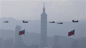 雙十國慶將至　國軍進行空中全兵力預演（2）雙十國慶將至，國軍8日上午進行空中全兵力預演，國旗機隊吊掛巨幅國旗飛越台北101大樓前，場面壯觀。中央社記者趙世勳攝　114年10月8日