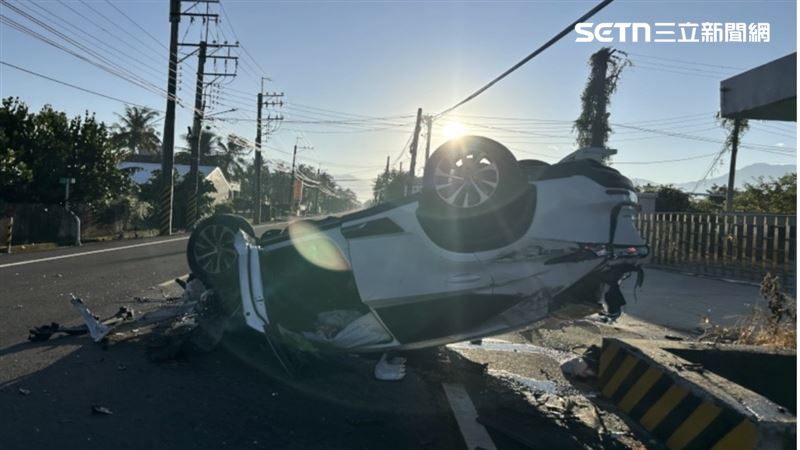 酒駕肇事,整車輛翻覆。(圖/翻攝畫面)