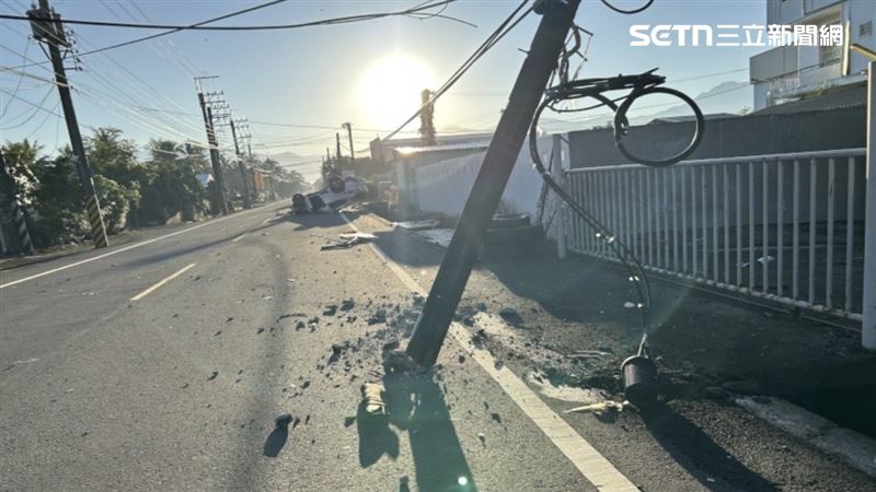 事故現場一片凌亂,不僅車頭嚴重毀損,電線桿還有一旁標示牌都被撞斷。(圖/翻攝畫面)