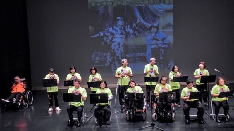 劉天富(左1)讓有興趣的身障者學習陶笛、有上台演出的機會。(圖/劉天富提供)