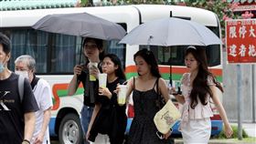 台灣天氣高溫炎熱（2）中央氣象署19日表示，台灣受西南風沉降影響，天氣高溫炎熱，建議民眾穿著透氣衣物並留意身體狀況。圖為台北市萬華區有民眾喝飲料消暑氣。中央社記者張皓安攝　115年6月19日