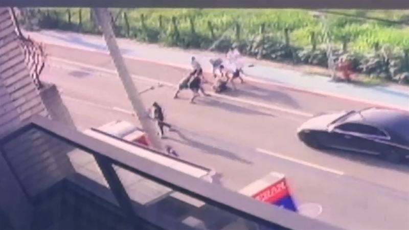 監視器拍下事發過程。(圖/翻攝畫面)