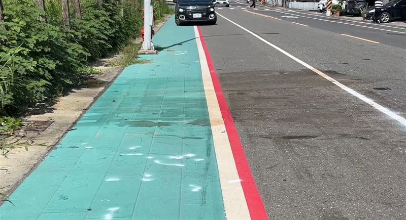 事發路段路面有疑似血跡,目前警方已調閱監視器追兇中