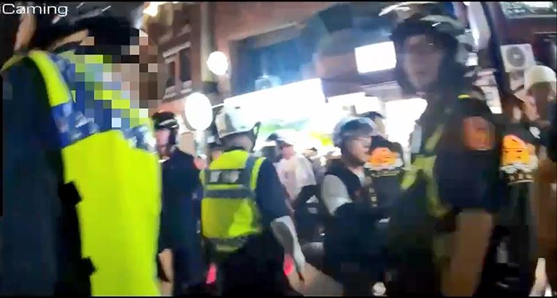 警方優勢警力到場壓制。(圖/翻攝畫面)
