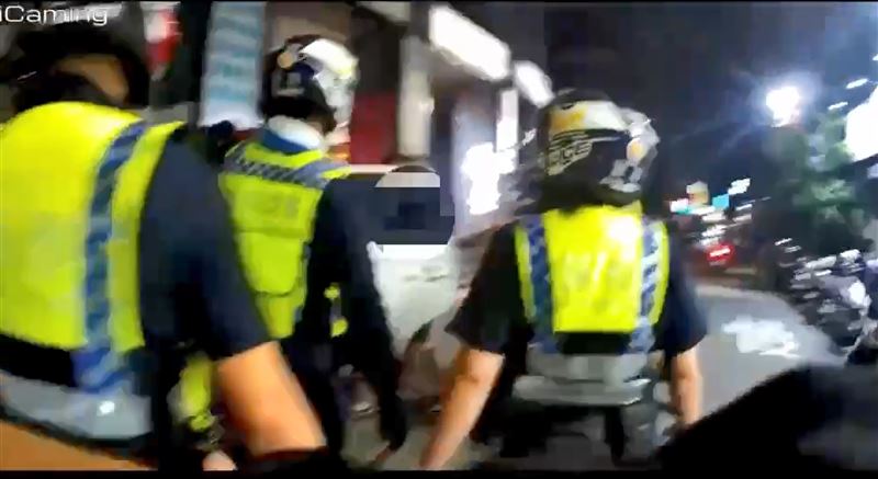警方將滋事者帶回派出所。(圖/翻攝畫面)