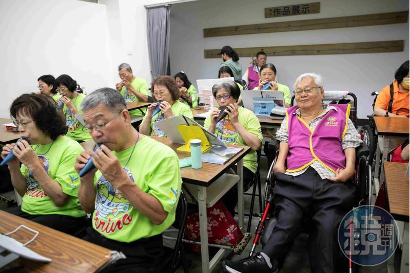 生命禮讚綜藝團的身障者每週都會練習陶笛,劉天富(右)有時也去探班