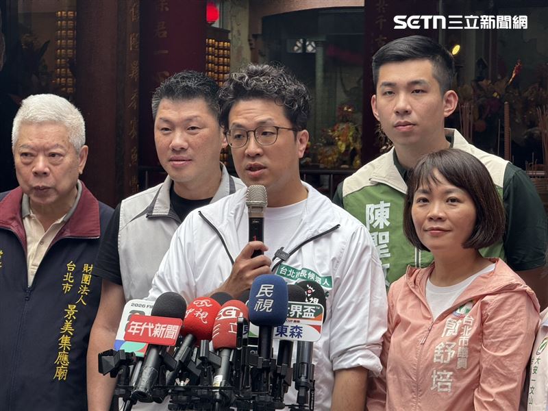 民進黨台北市長參選人沈伯洋赴景美集應廟參拜並接受媒體聯訪（圖／記者劉秀敏攝影）