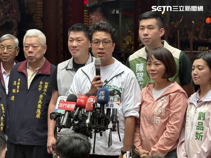 民進黨台北市長參選人沈伯洋赴景美集應廟參拜並接受媒體聯訪（圖／記者劉秀敏攝影）