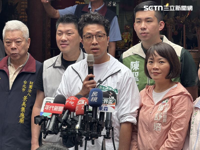 民進黨台北市長參選人沈伯洋赴景美集應廟參拜並接受媒體聯訪(圖/記者劉秀敏攝影)