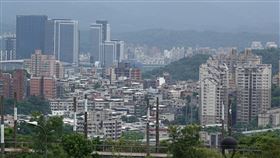 央行打炒房採升準不升息　專家揭決策思維與難題央行日前理監事會決議升「準」不升「息」，並祭出第6波選擇性信用管制，市場卻不領情，認為成效有限。專家直言，房價上漲並非央行職責，但房地產是高度槓桿的行為，確實影響金融穩定，迫使央行不得不出手，不過外界認為最有效的升息，因牽連廣大，導致央行不敢下重手。圖為台北市區房屋一景。中央社記者鄭傑文攝  113年6月16日