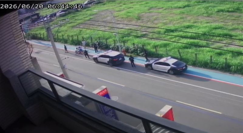 警方趕抵現場調查。(圖/翻攝畫面)