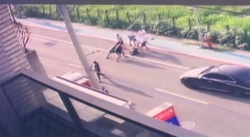 男子遭至少8人追砍。(圖/翻攝畫面)