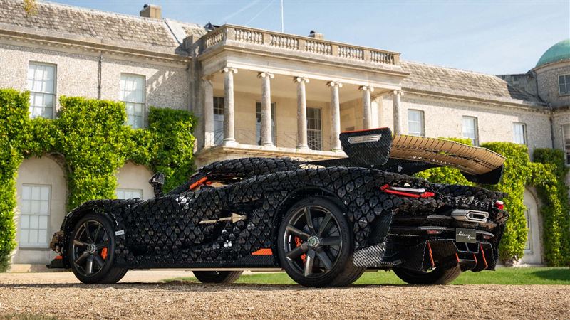 1:1 Koenigsegg Sadair’s Spear超跑功能比照實車。(圖/翻攝Lego網站)