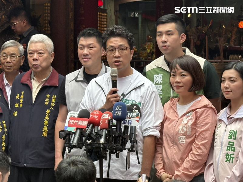 民進黨台北市長參選人沈伯洋赴景美集應廟參拜並接受媒體聯訪（圖／記者劉秀敏攝影）