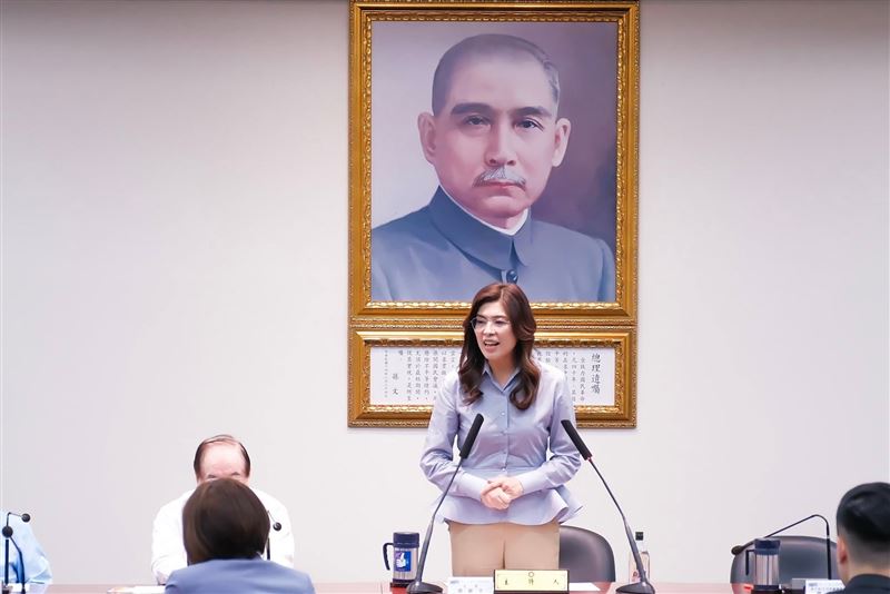 吳靜怡今(20)天點名國民黨主席鄭麗文,她說,拜託鄭麗文,想遊走中美,但不要再擋國防預算了!(圖/翻攝自鄭麗文臉書)