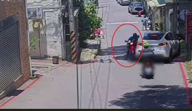 桃園市八德區昨天（19日）發生一起酒駕車禍，陳姓男子（74歲）騎車擦撞對向陸姓女子駕駛的特斯拉，陳男肇逃被熱心騎士攔下，他竟當場秒摔趴地裝死，還辯稱「我在等警察」，肇事經過全被監視器和民眾拍下。