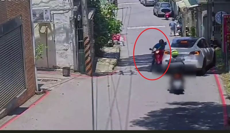阿伯撞特斯拉落跑 被攔秒摔趴地畫面曝