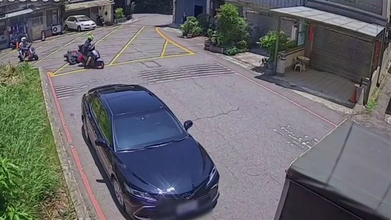 熱心騎士攔下陳男,他竟當場秒摔趴地裝死,還辯稱「我在等警察」。(圖/翻攝畫面)