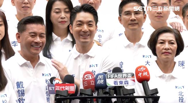 蔣萬安拍了拍一旁的戴錫欽(圖/翻攝畫面)