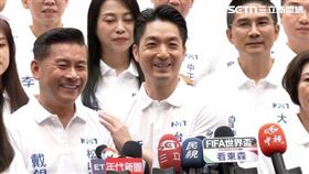 蔣萬安拍了拍一旁的戴錫欽（圖／翻攝畫面）