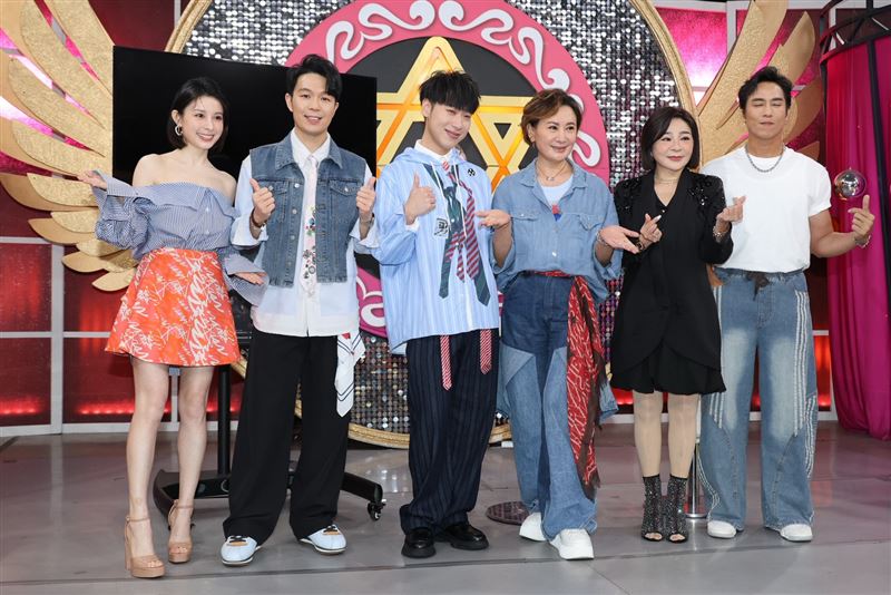 白瑜(左起)、湯鎮瑋、小賴、陳亞蘭、王彩樺跟莊凱勛合照。(圖/記者鄭孟晃攝影)