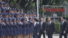 出席軍校畢典  賴總統揮手致意（1）總統賴清德（前右4）27日在國安會祕書長吳釗燮（前右）、國防部長顧立雄（前右2）的陪同下，至國防大學復興崗校區出席民國113年三軍八校院聯合畢業典禮，向畢業生揮手致意。中央社記者徐肇昌攝  113年6月27日