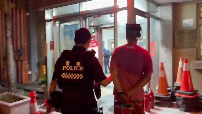 警方將2人帶回派出所偵辦。(圖/翻攝畫面)