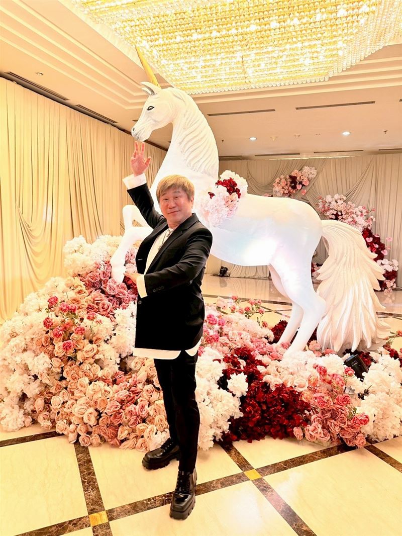 胡瓜參加台商好友的金孫滿月酒。(圖/《下面一位》提供)