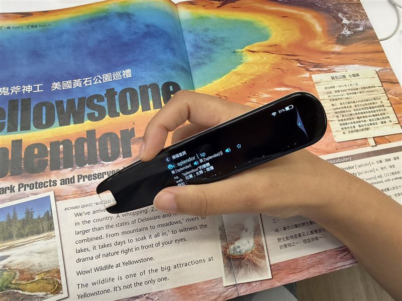 遇到不會的單字或句子可使用翻譯筆一秒掃譯,降低使用手機和被訊息干擾分心的機會。(圖/品牌業者提供)