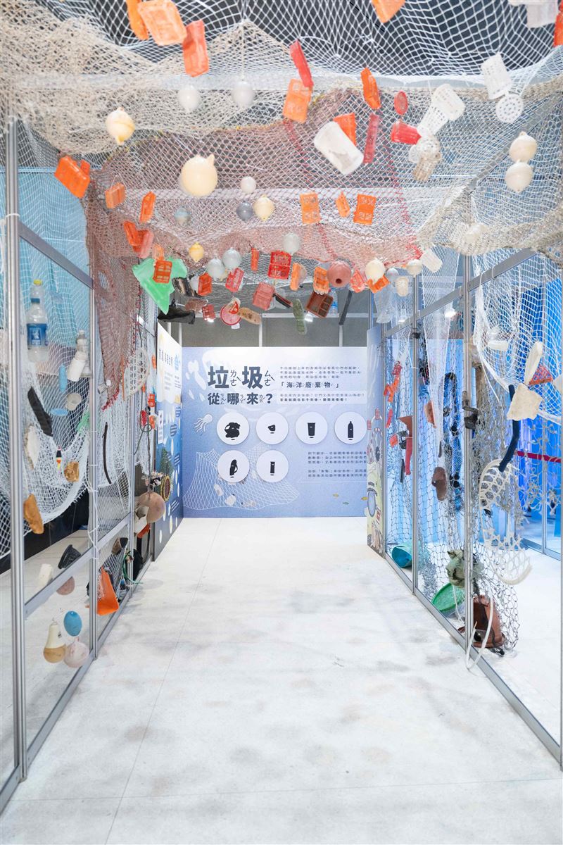《海洋垃園》以沈浸式體驗帶大家置身於海洋,體驗海底生物面臨的海廢問題。(圖/品牌業者提供)
