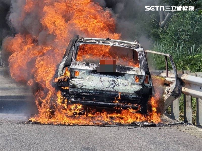 國道3號苗栗通霄路段發生火燒車事故,休旅車燒成火球,火勢猛烈。(圖/翻攝畫面)