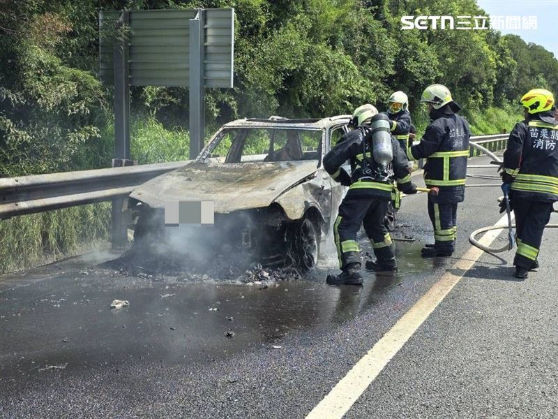 消防隊在半小時內撲滅火勢,整輛車已被燒成廢鐵。(圖/翻攝畫面)