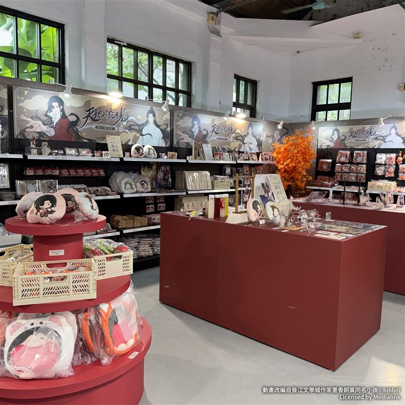 《天官賜福》動畫「天地流光原畫紀念活動」現場推出多款台灣獨家設計周邊商品。(圖/主辦單位提供)