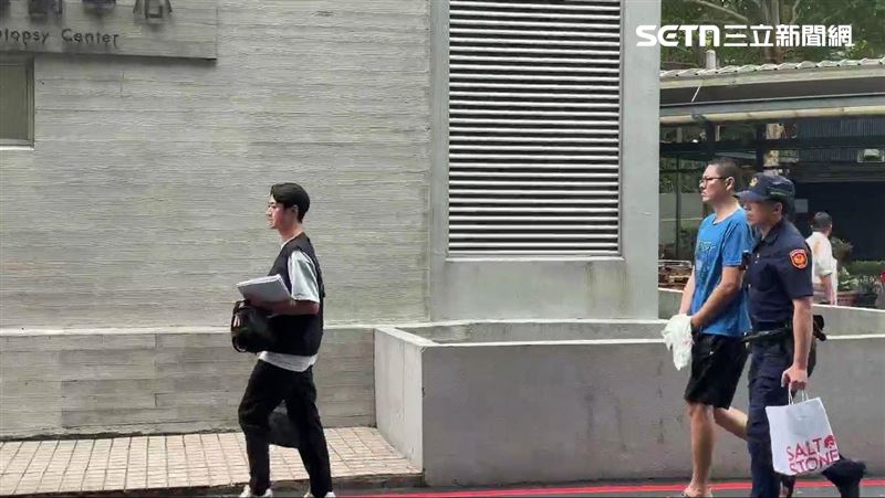 張姓司機被上銬押解至懷愛館接受檢察官複訊。(圖/翻攝畫面)