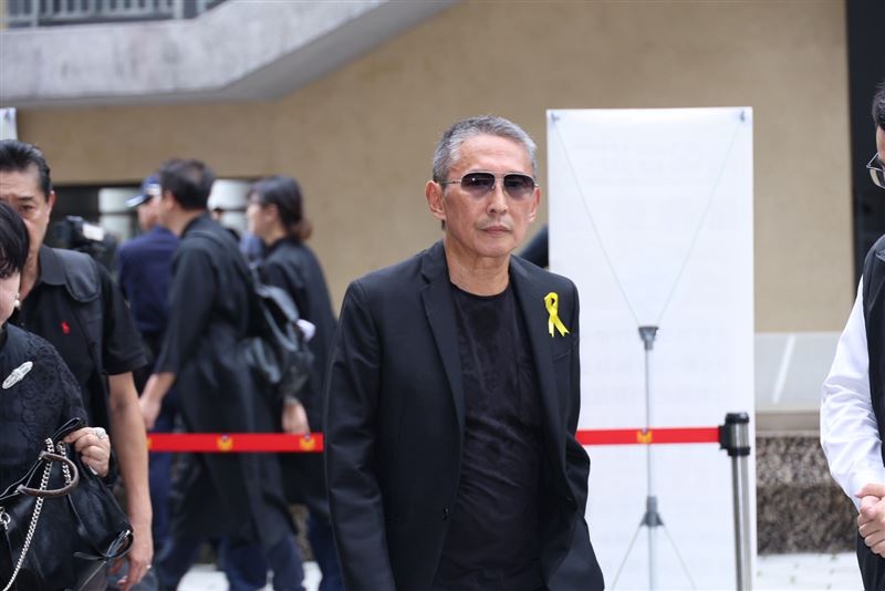 鈕承澤現身吳功告別式。(圖/記者鄭孟晃攝影)