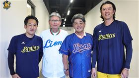 平野惠一賽前和郭泰源、工藤公康以及王建民合照。（圖／中信兄弟提供） 