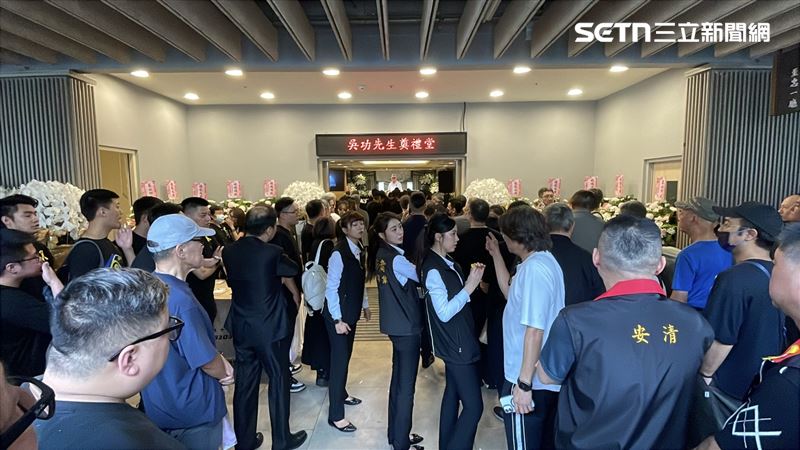 資深電影人、竹聯幫元老吳功因罹癌病逝,享壽77歲。20日下午,家屬為吳功舉行告別式,警方也派出91名警力於現場部署。(圖/記者楊忠翰攝影)