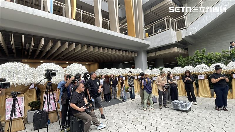 資深電影人、竹聯幫元老吳功因罹癌病逝,享壽77歲。20日下午,家屬為吳功舉行告別式,警方也派出91名警力於現場部署。(圖/記者楊忠翰攝影)