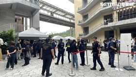 資深電影人、竹聯幫元老吳功因罹癌病逝，享壽77歲。20日下午，家屬為吳功舉行告別式，警方也派出91名警力於現場部屬。（圖／記者楊忠翰攝影）　